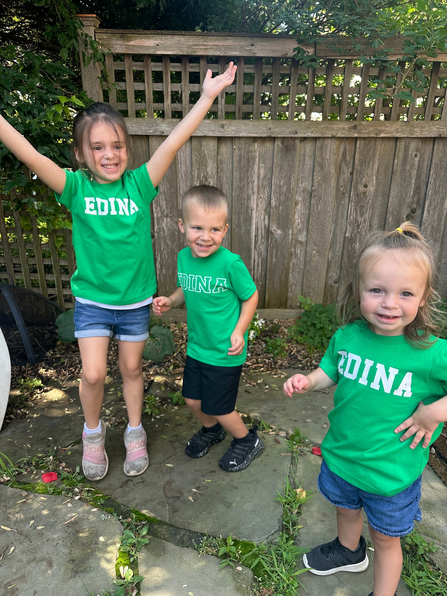 Littles + Youth Kelly Green T with Vinyl white Edina