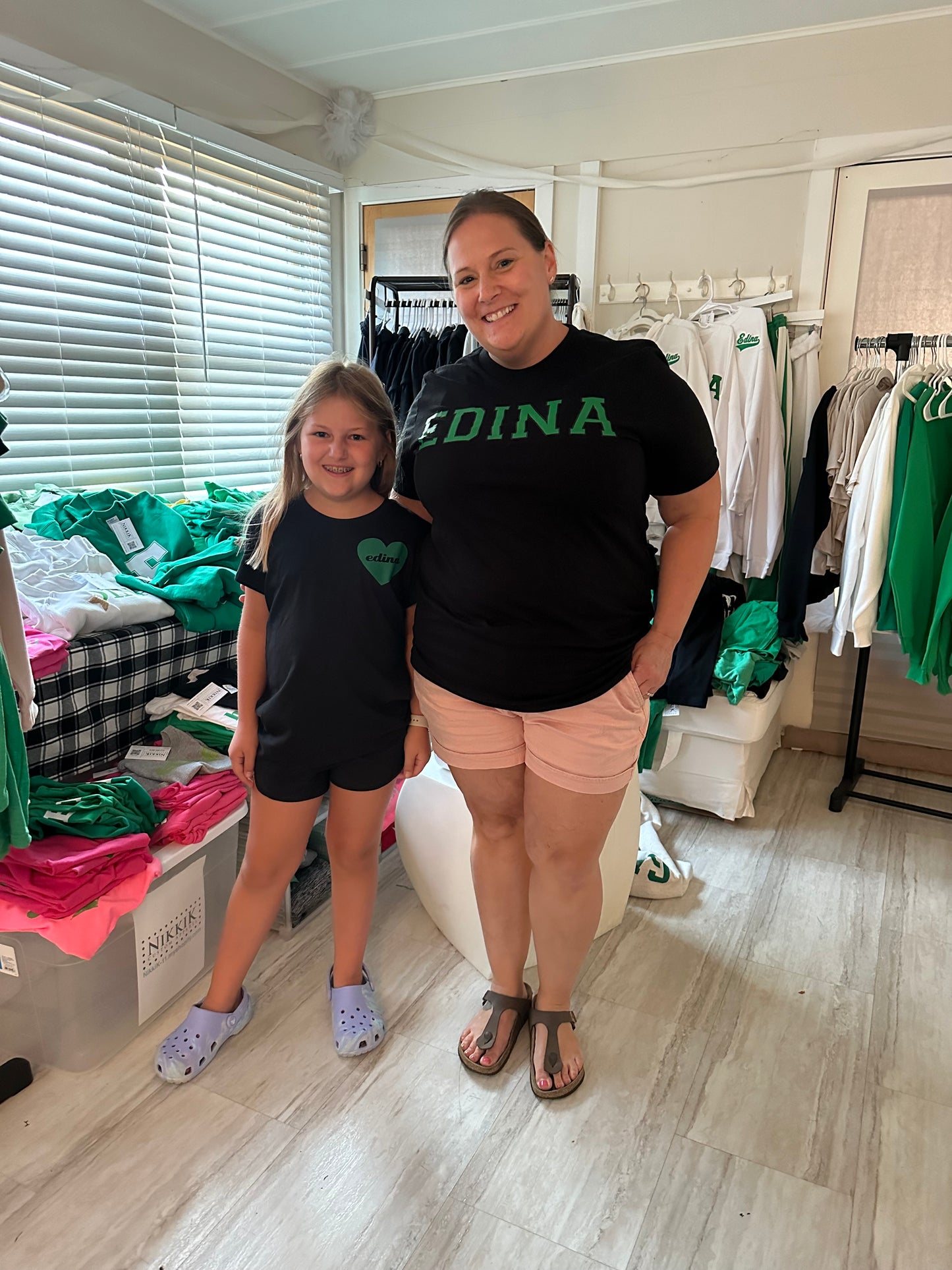 Girls Cut T w Green Heart cut out Edina